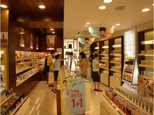銷售進口化妝品的手續(xù)應包括《入境貨物檢驗檢疫證明》,海關報關單