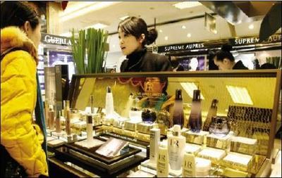 化妝品關(guān)稅近期或降低 買名牌不必再去香港-搜狐新聞