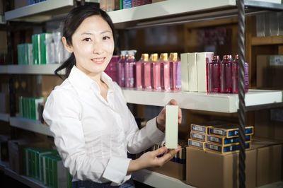 一個(gè)做銷(xiāo)售化妝品的女的,是個(gè)工作狂,一個(gè)月工資上萬(wàn)左右,而另一個(gè)人是做普工的,工資三四千,這樣的倆