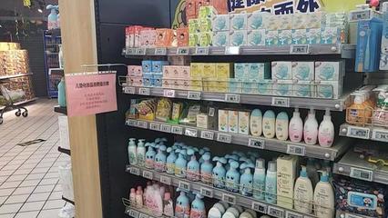 海淀區(qū)已有50多家經(jīng)營單位設(shè)置了醒目的兒童化妝品銷售專區(qū)或?qū)９瘛：５韰^(qū)市場監(jiān)管局供圖